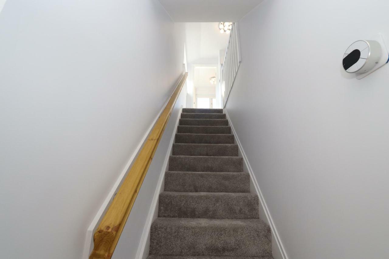 Dunfermline - Luxury 3 Bedroom 2 Bathroom Detached House With Garden Bagian luar foto